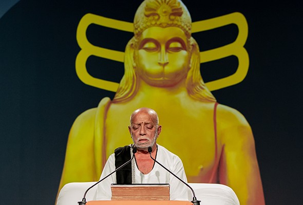 Morari Bapu reciting before the Hanuman statue